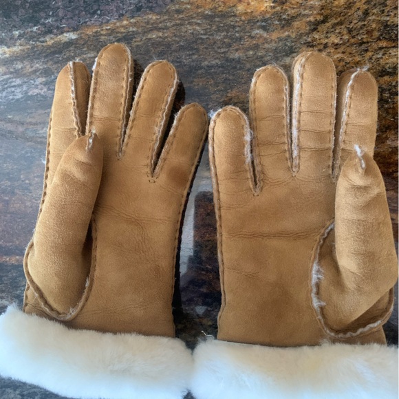 UGG Perforated Shearling Gloves - Picture 7 of 8